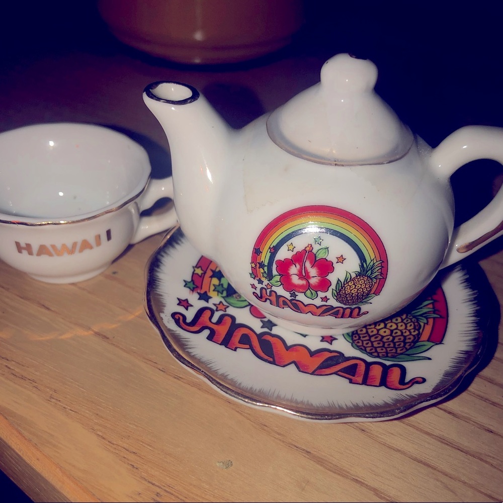 Vintage Hawaii mini tea set